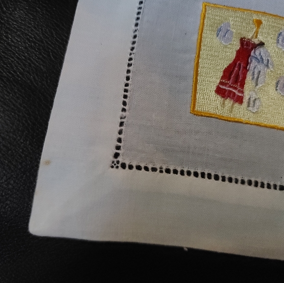 Holiday linen embroidered napkins 6 - Picture 4 of 10